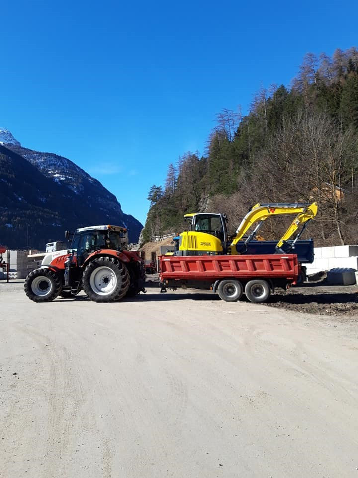 Traktor und Bagger von Erdbau Mangweth 