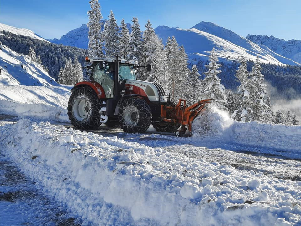 Winterdienst von Erdbau Mangweth im Tiroler Oberland