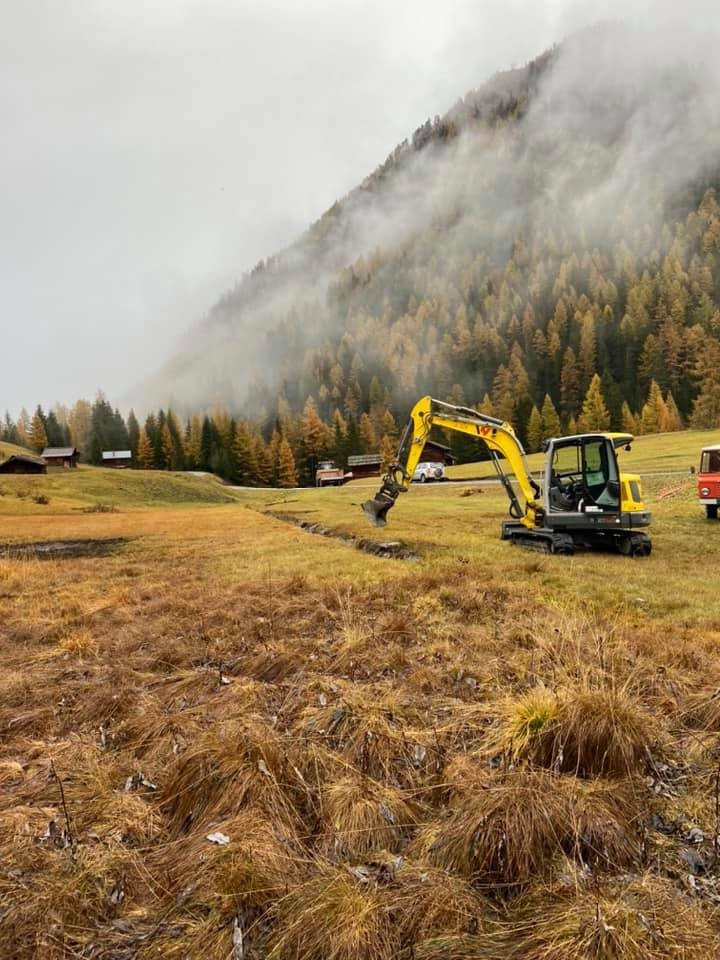 Bagger von Erdbau Mangweth 