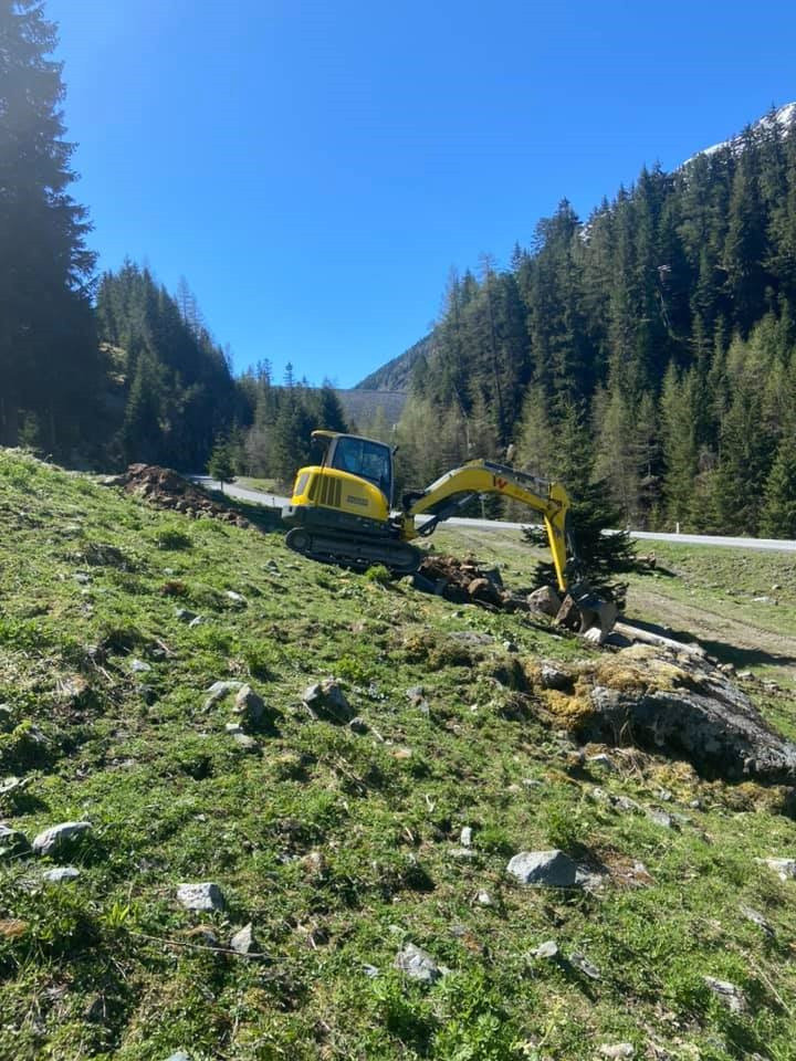 Bagger von Erdbau Mangweth im Tiroler Oberland